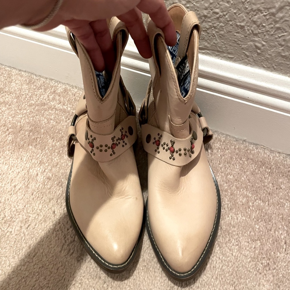 Women’s Dingo cream color leather booties